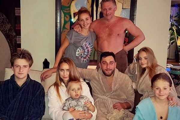 Редкие кадры: Татьяна Навка и Песков с гoлым торсом собрали всю семью на пижамной вечеринке
