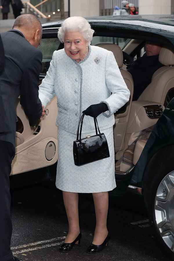 Появление Елизаветы II в сверкающем наряде на модном показе стало полной неожиданностью для всех