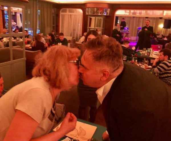 Папарацци засняли, как Кудрявцева страстно поцеловала Садальского в одном из столичных ресторанов