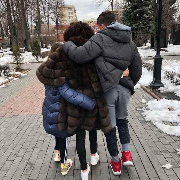 Могилу Дмитрия Хворостовского посетили вдова и дети, специально прилетевшие из Лондона в Москву