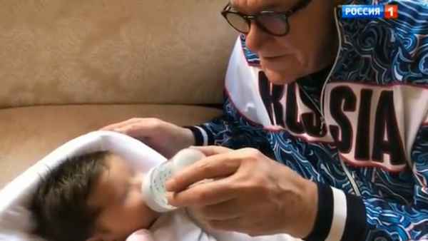 Эммануил Виторган со слезами умиления показал зрителям, как заботится о новорожденной дочурке
