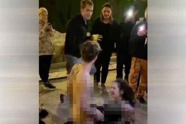 В сети появилось видео, на котором Пугачева в мини-платье задорно выплясывает перед мальчиком