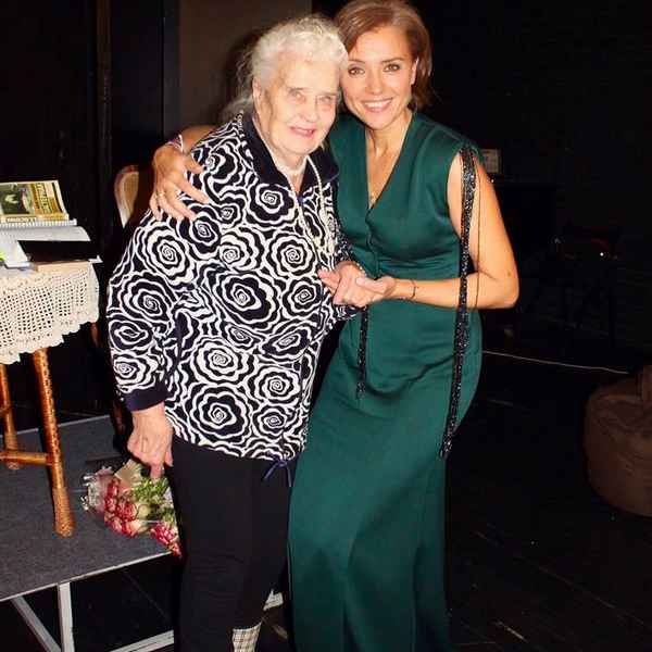 «Без всякой пластики!»: Ксения Алферова поделилась редким снимком мамы и 96-летней бабушки