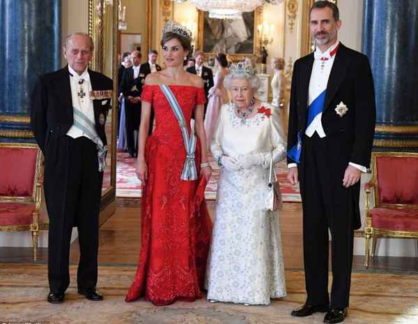Чтобы перещеголять супругу короля Испании, Кейт Миддлтон надела смелый наряд с глубоким декольте
