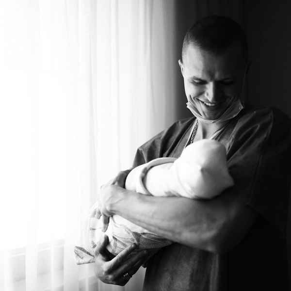 «Это чудо!»: переполненный эмоциями Дмитрий Тарасов показал россиянам только что рожденную дочь