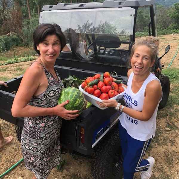 Многодетная Барановская вынуждена тяжело трудиться на томатной плантации, чтобы прокормить семью