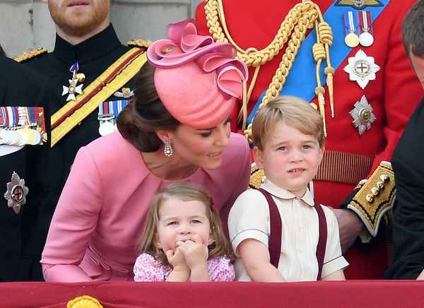 Нужно придерживаться королевских традиций: семья требует от Кейт Миддлтон родить четвертого ребенка