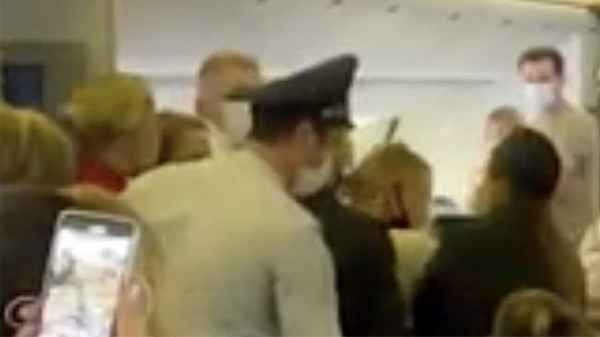 Алексея Панина в странном состоянии сняли с рейса из-за учиненного скандала на борту самолета