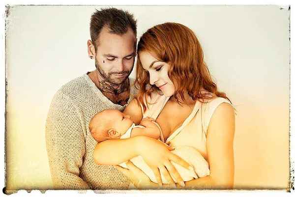 Мэрилин Керро впервые опубликовала снимки мужа и новорожденного сына с необычным именем
