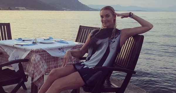 Плавать в море небезопасно: Анастасию Волочкову срочно увезли в больницу из пляжного отеля в Греции