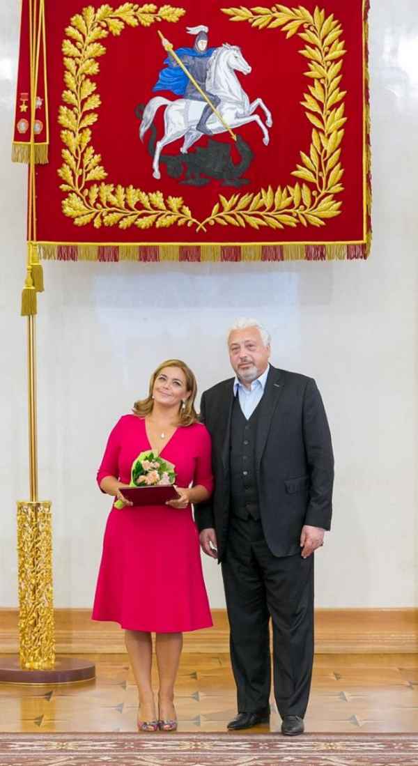 Счастливая и нарядная: актриса Ирина Пегова объявила, что мэр Москвы преподнес ей невероятный сюрприз