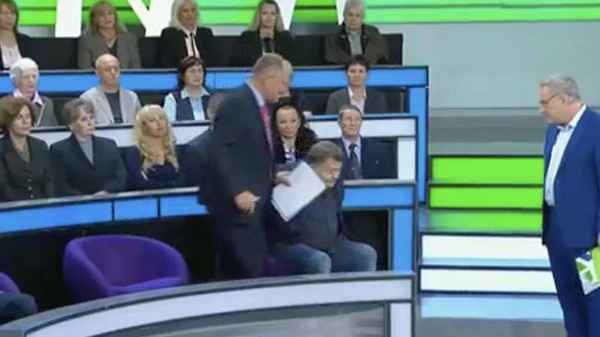 «У вас недержание?»: телеведущий Андрей Норкин публично оскорбил эксперта и выгнал его из студии