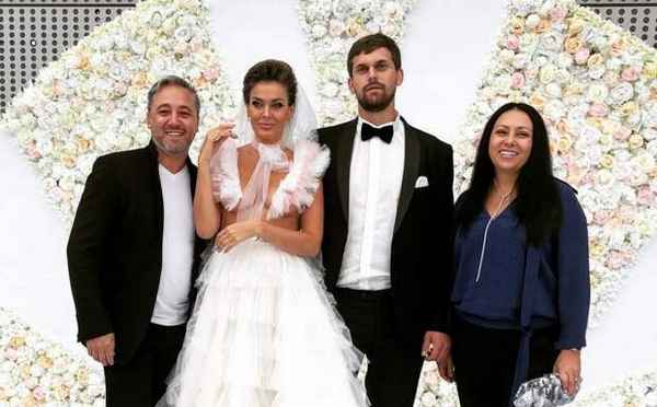 Платье «с перчинкой»: Таня Терешина появилась на свадебной вечеринке в провокационном наряде без верха