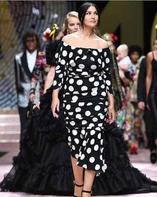 Эвелина Хромченко раскритиковала неординарное платье Моники Белуччи на Миланской Неделе моды