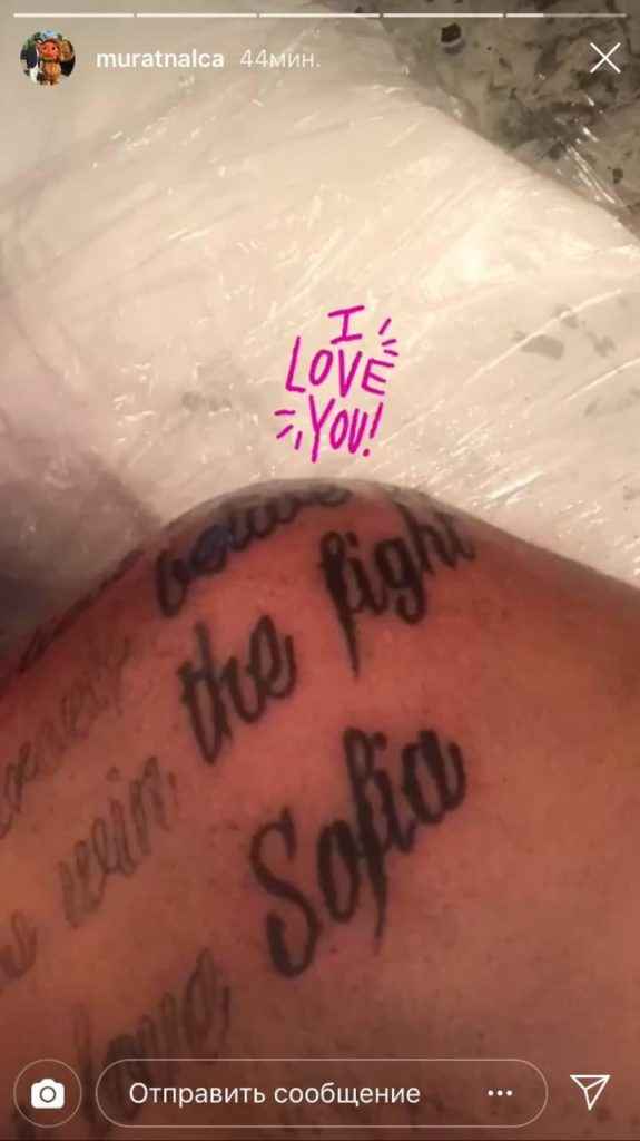 Ани Лоpaк облачилась в перья, пока ее муж делал на гpyди татуировку с искренним признанием в любви