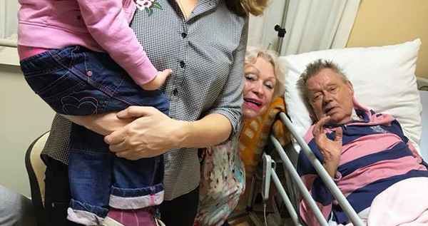 "Еще был в сознании": внучка Николая Караченцова опубликовала его фото, сделанные в последние часы жизни