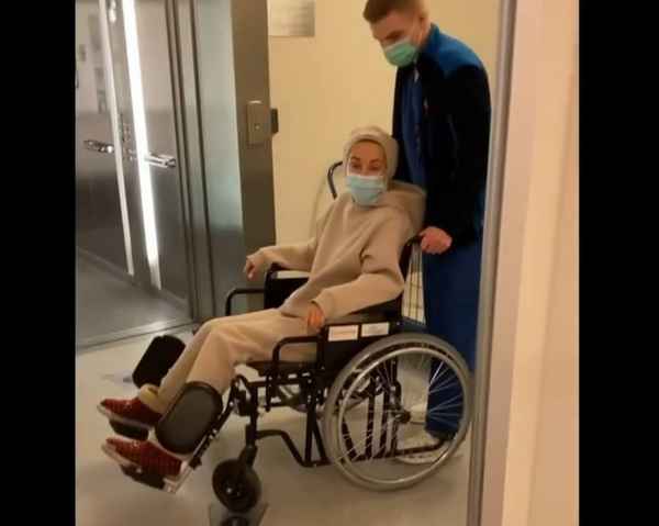 «Выступлю на инвалидной коляске»: Александр Серов получил серьезную травму и оказался в больнице